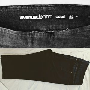 Avenue Dark Denim Stretchy Capri Size 22